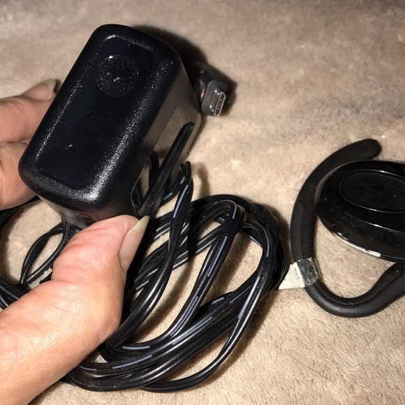 Motorola Bluetooth black and silver with charging cord - Picture 2 of 6